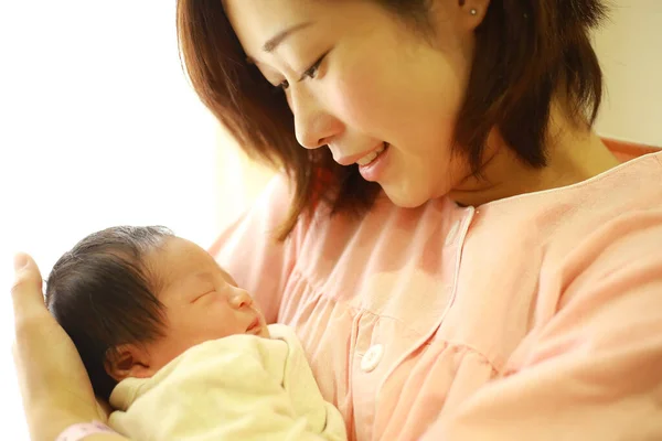 Jeune Mère Avec Nouveau Asiatique Famille Portrait — Photo