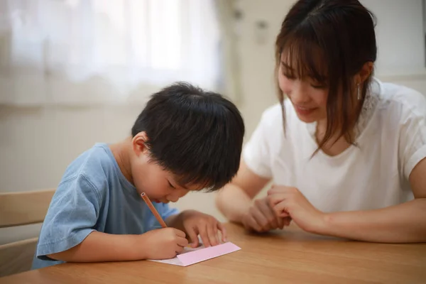 Junge Asiatische Mutter Mit Ihrem Sohn Hause Mit Brief — Stockfoto