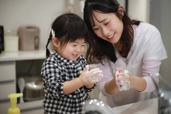 Mãe Ensinando Sua Filha Lavar Mãos — Fotografia de Stock