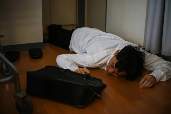 Μεθυσμένος Κοιμάται Στο Πάτωμα — Φωτογραφία Αρχείου
