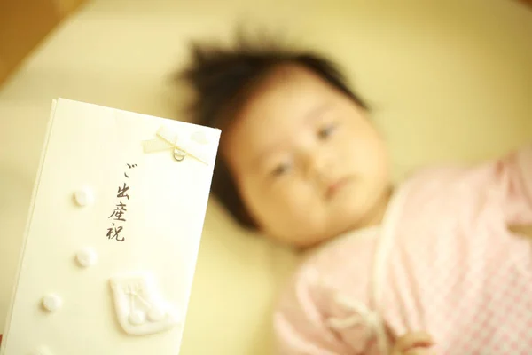 Портрет Молодой Азиатской Малышки Кровати Карточка Предплечье — стоковое фото