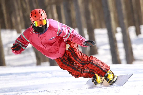 Man Snowboarder Besneeuwde Besneeuwde Grond — Stockfoto