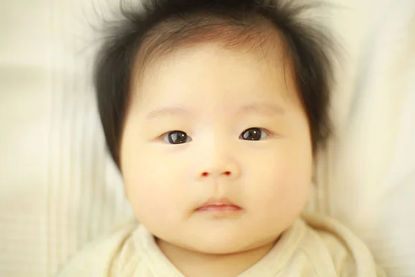 Süße Asiatische Baby Mädchen Auf Bett Liegend — Stockfoto