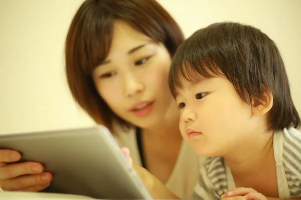 Ευτυχισμένη Μητέρα Και Γιος Βλέποντας Βίντεο Ψηφιακή Ταμπλέτα — Φωτογραφία Αρχείου