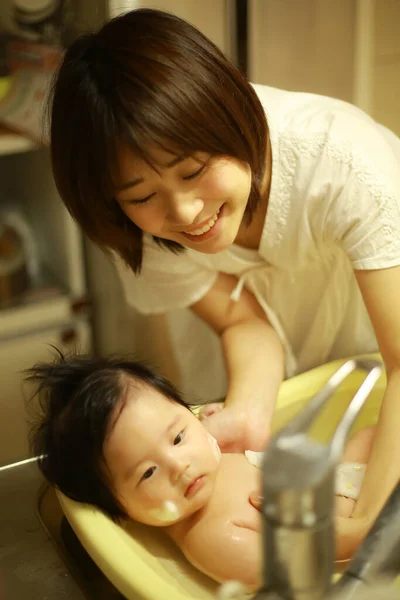 Młoda Azjatycka Matka Myje Swoją Córeczkę Małej Wannie — Zdjęcie stockowe