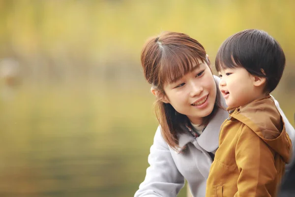 Jonge Aziatische Vrouw Met Haar Kind Het Park — Stockfoto