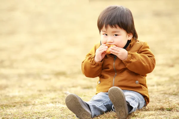 Bambino Con Giacca Gialla Sfondo Foglie Autunnali — Foto Stock