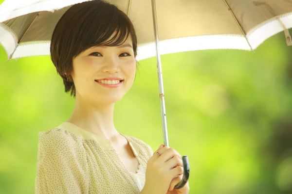 Porträtt Ung Asiatisk Kvinna Med Paraply Parken — Stockfoto