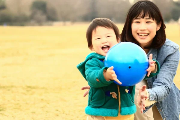 Giovane Madre Asiatica Con Suo Bambino Nel Parco Con Palla — Foto Stock