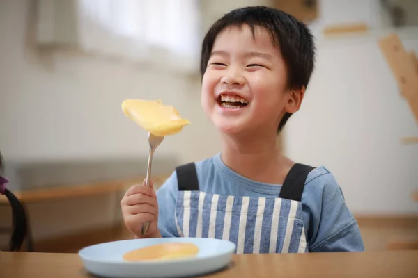 Feliz Asiático Menino Comer Saborosa Comida Casa — Fotografia de Stock