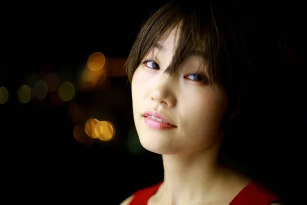 Porträtt Ung Vacker Asiatisk Kvinna — Stockfoto