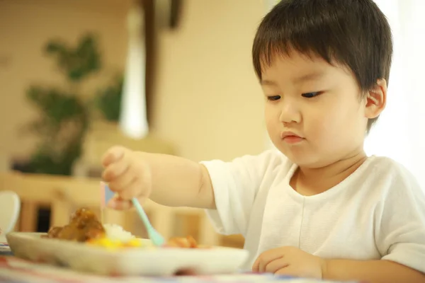 Niño Comiendo Una Deliciosa Comida Casa — Foto de Stock