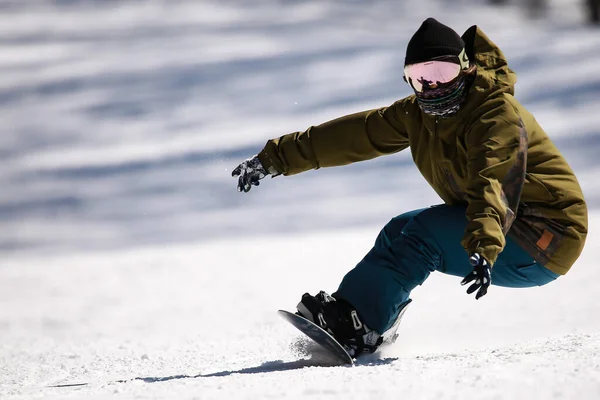 Man Snowboarder Besneeuwde Besneeuwde Grond — Stockfoto