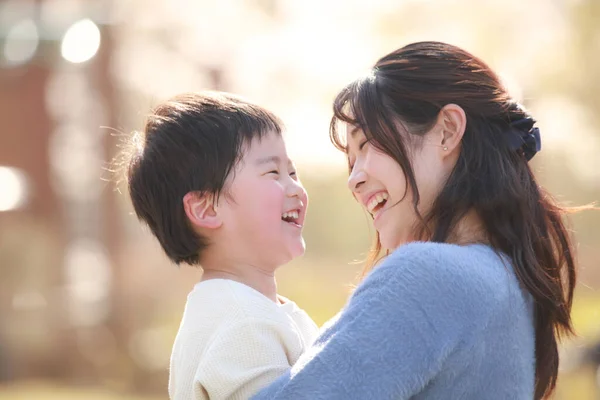 Asiatico Madre Suo Figlio Parco — Foto Stock