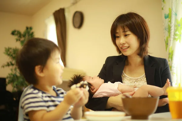 Aziatische Moeder Haar Kinderen Eten Thuis — Stockfoto