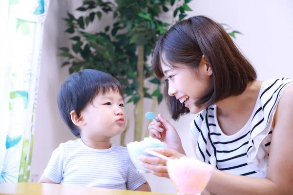 Mãe Asiática Feliz Alimentando Seu Filho Com Arroz — Fotografia de Stock