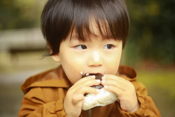 Mignon Asiatique Petit Garçon Avec Collation Dans Parc — Photo