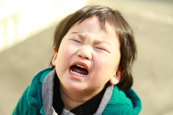 Portret Van Een Schattig Jongetje Huilen Buiten — Stockfoto