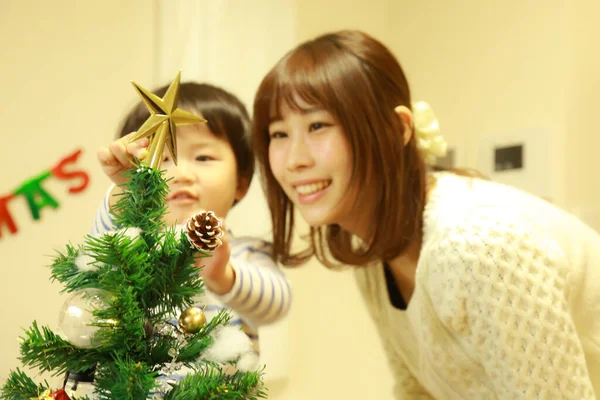 Glad Ung Mor Och Bedårande Litet Barn Firar Jul Tillsammans — Stockfoto