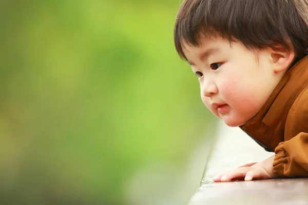 緑の公園でかわいい男の子の肖像画 — ストック写真