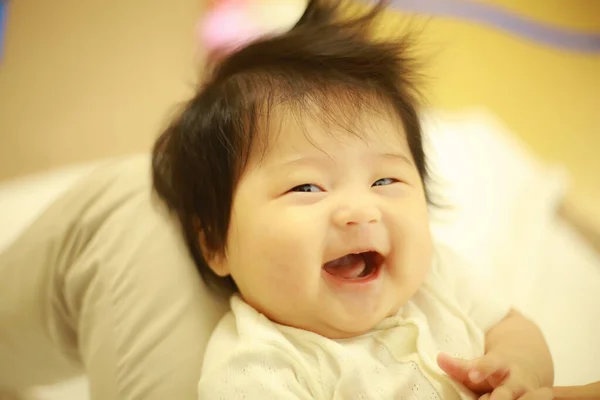 Bonito Asiático Sorrindo Bebê Menina Cama — Fotografia de Stock