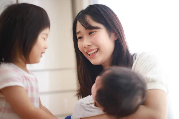 Gelukkige Aziatische Familie Thuis — Stockfoto