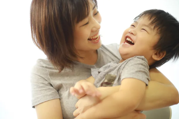 Sorrindo Asiático Jovem Mulher Seu Pequeno Filho — Fotografia de Stock