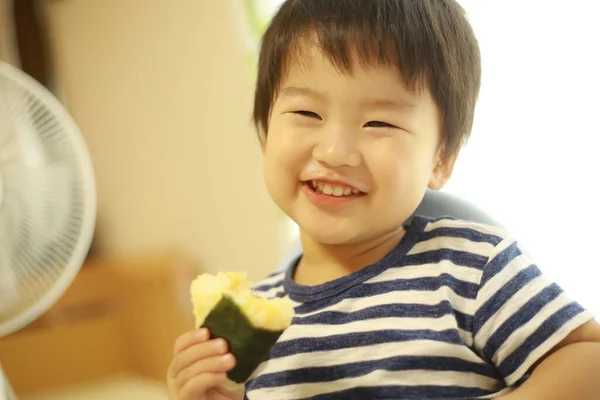 Azji Mały Chłopiec Jedzenie Onigiri Domu — Zdjęcie stockowe
