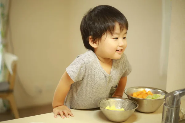 Roztomilé Malé Dítě Vaření Kuchyni — Stock fotografie