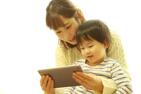 亚洲母亲和儿子使用平板电脑 — 图库照片