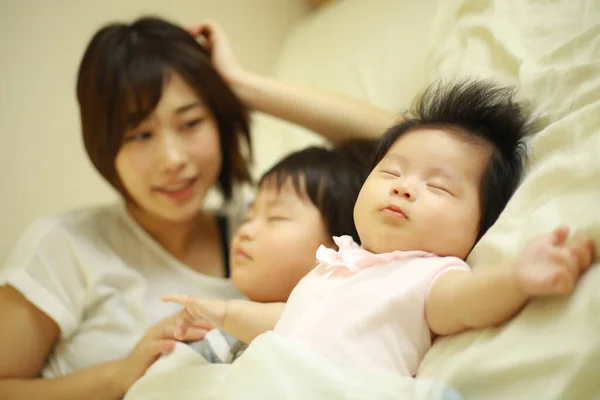 Felice Madre Asiatica Cerca Dormire Figlio Figlia — Foto Stock