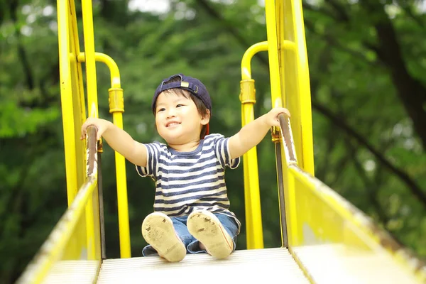 Söt Asiatisk Pojke Parken — Stockfoto