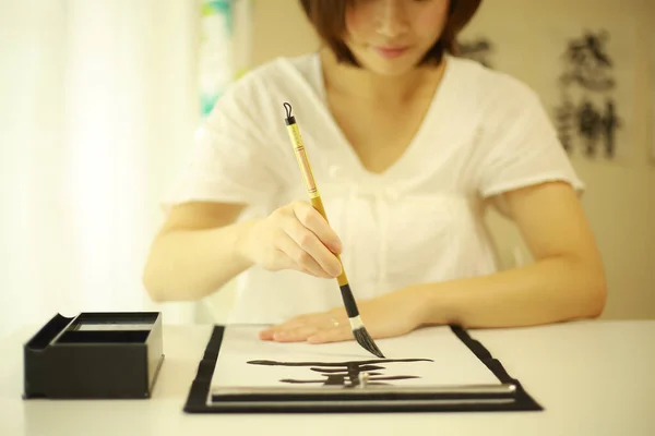 Jeune Femme Japonaise Pratique Calligraphie Avec Pinceau — Photo