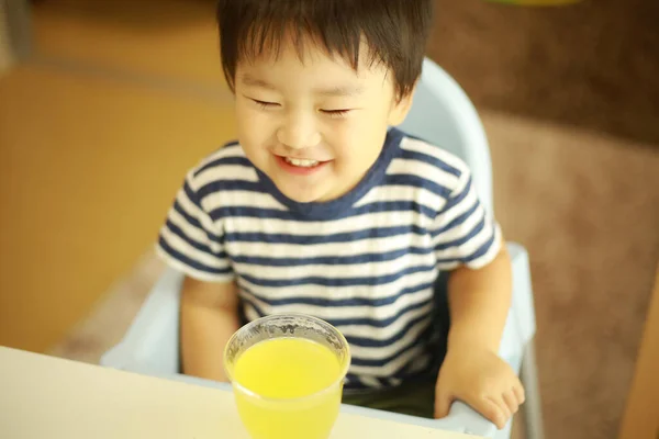 Милий Азіатський Маленький Хлопчик Склянкою Соку — стокове фото