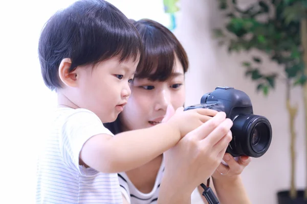 Eltern Und Kind Beim Betrachten Des Aufgenommenen Bildes — Stockfoto