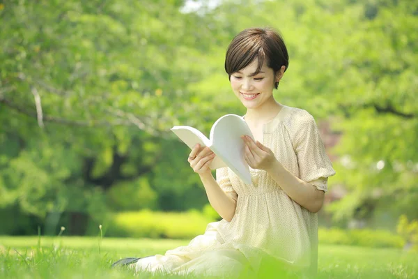 Retrato Jovem Mulher Asiática Leitura Livro Parque — Fotografia de Stock
