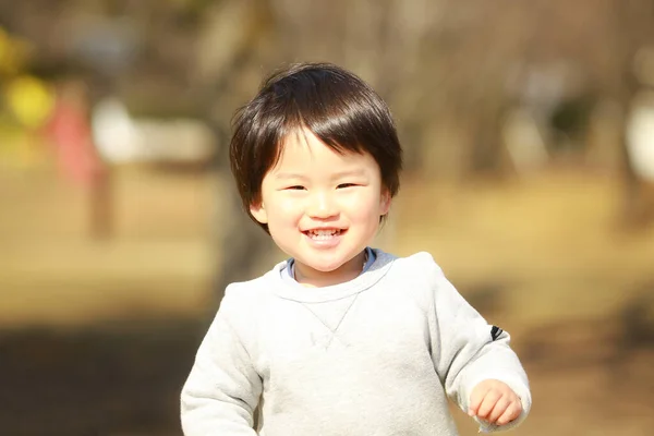 Retrato Menino Bonito Parque — Fotografia de Stock