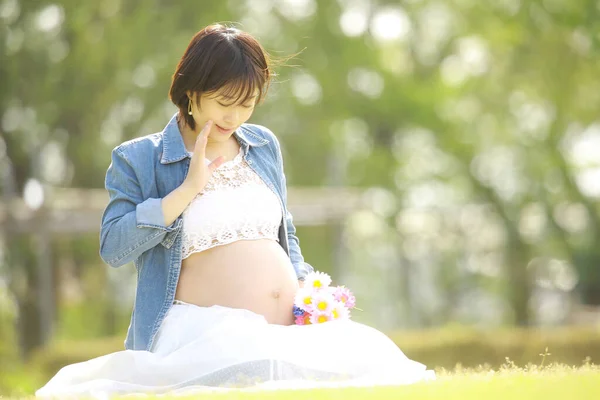 Parktaki Güzel Hamile Asyalı Kadın — Stok fotoğraf