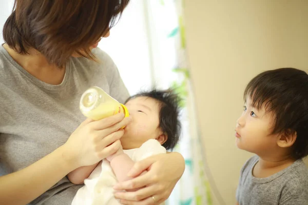 Mãe Alimentando Bebê Seu Filho Pequeno — Fotografia de Stock