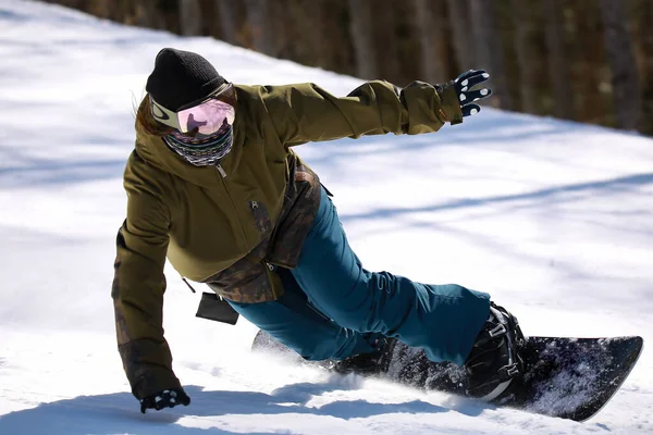 Человек Сноубордист Заснеженной Снежной Земле — стоковое фото