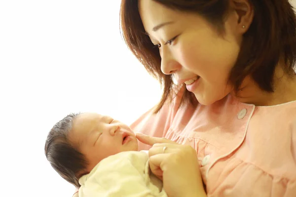 Jeune Mère Avec Nouveau Asiatique Famille Portrait — Photo