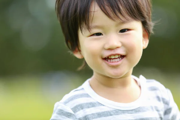 Süße Asiatische Kleine Junge Posiert Park — Stockfoto