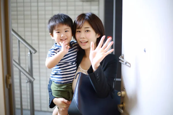 Feliz Asiático Mãe Filho Posando Câmera — Fotografia de Stock