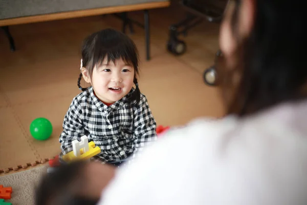 Junge Asiatische Mutter Spielt Mit Tochter Und Ihrem Kleinen Sohn — Stockfoto