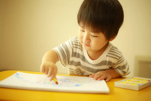 一个男孩子在家里画画的照片 — 图库照片