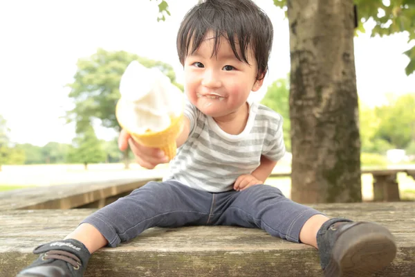 Asiatico Bambino Mangiare Gelato Parco All Aperto — Foto Stock