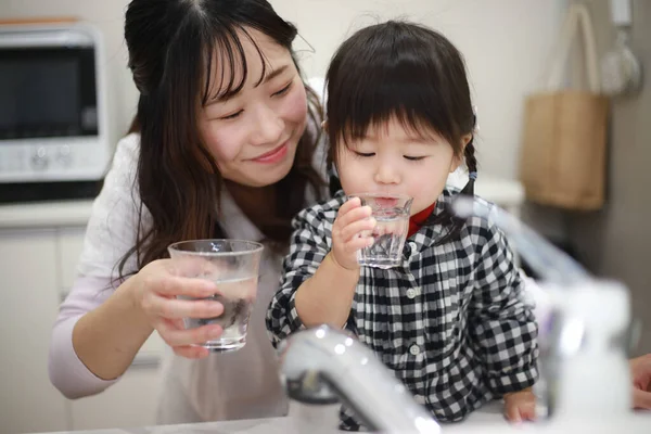 Mutter Und Tochter Trinken Leitungswasser — Stockfoto