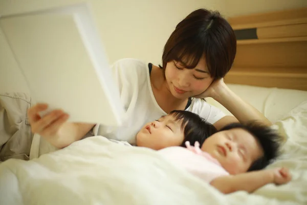 Jovem Asiático Mãe Leitura Livro Para Dormir Crianças — Fotografia de Stock