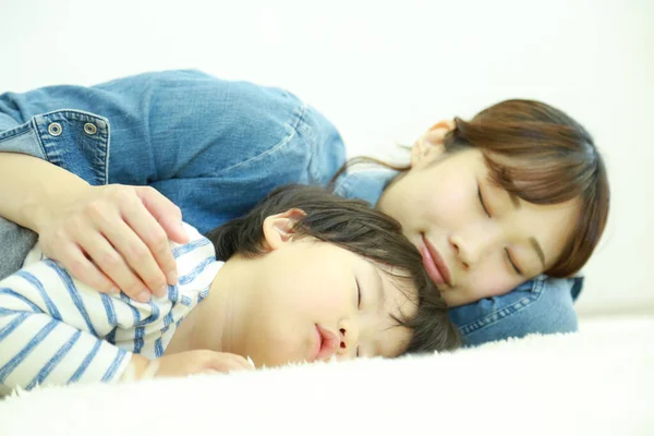 Junge Mutter Und Ihr Sohn Liegen Auf Dem Bett — Stockfoto