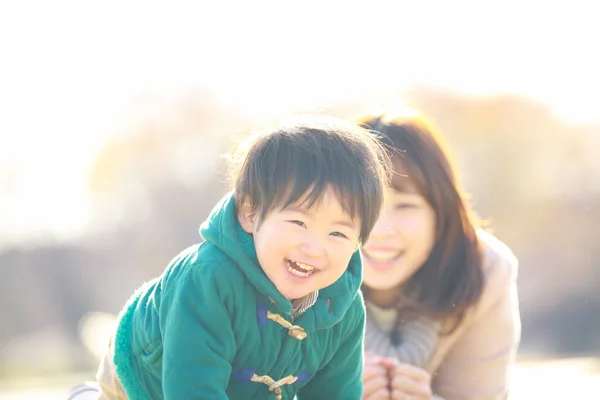 Ung Asiatisk Mamma Med Sin Lilla Son Kul Parken — Stockfoto